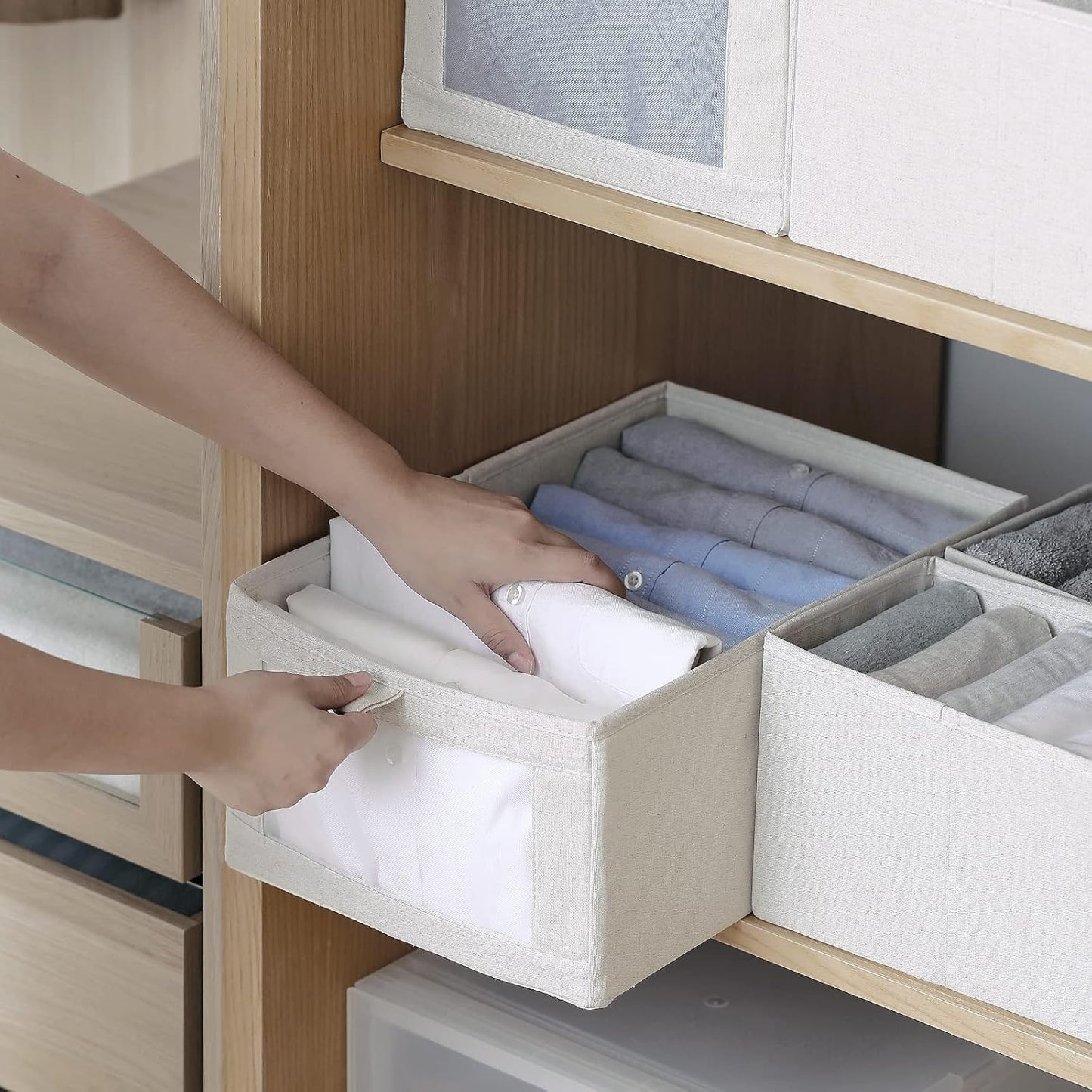 STORAGE BOX WITH WINDOW